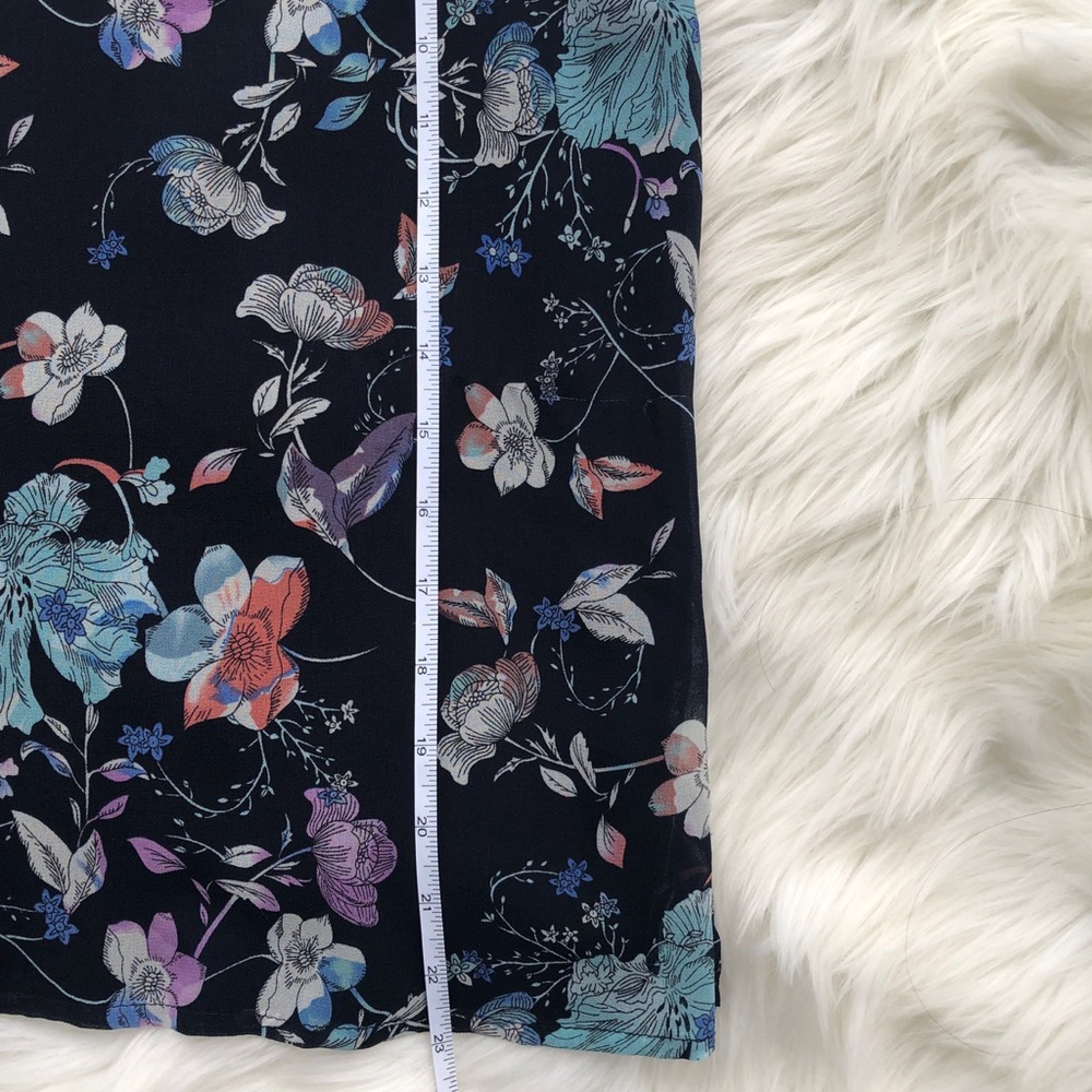 🌸 3 for $12 Sleeveless Medium floral shirt - Picture 3 of 8